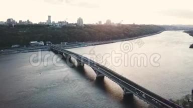 乌克兰基辅地铁桥的鸟瞰图。 热闹的交通